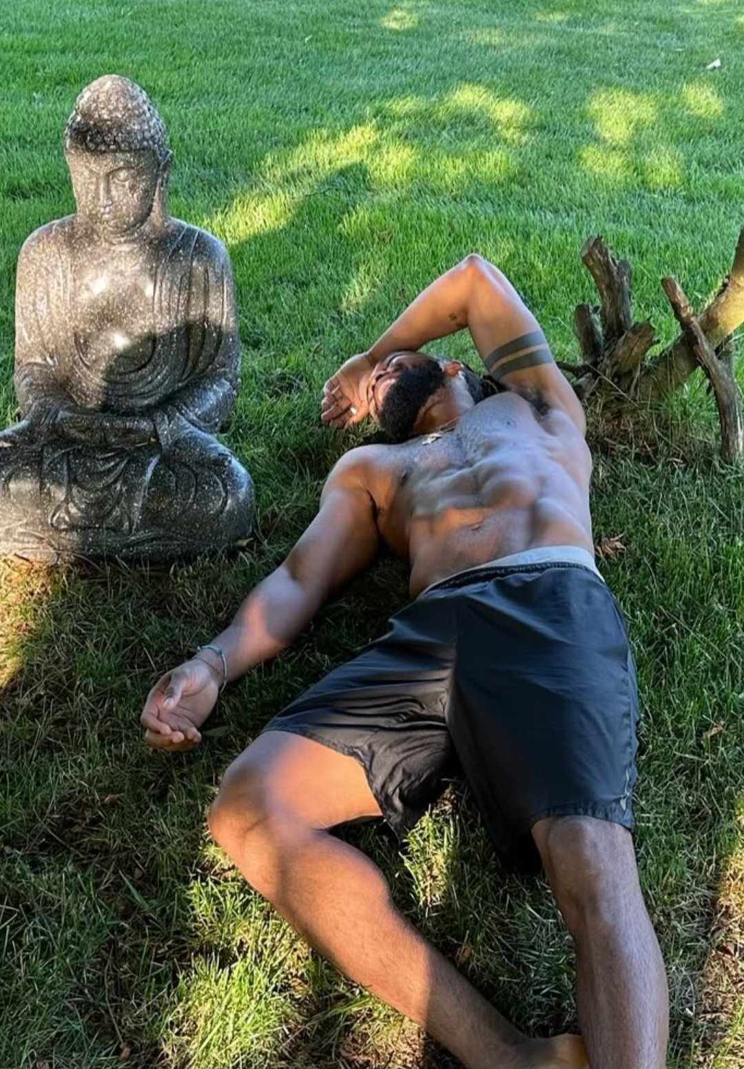 Ma ponad sześćdziesiąt lat, ale wygląda wspaniale i może sobie pozwolić na romans z młodym mężczyzną.