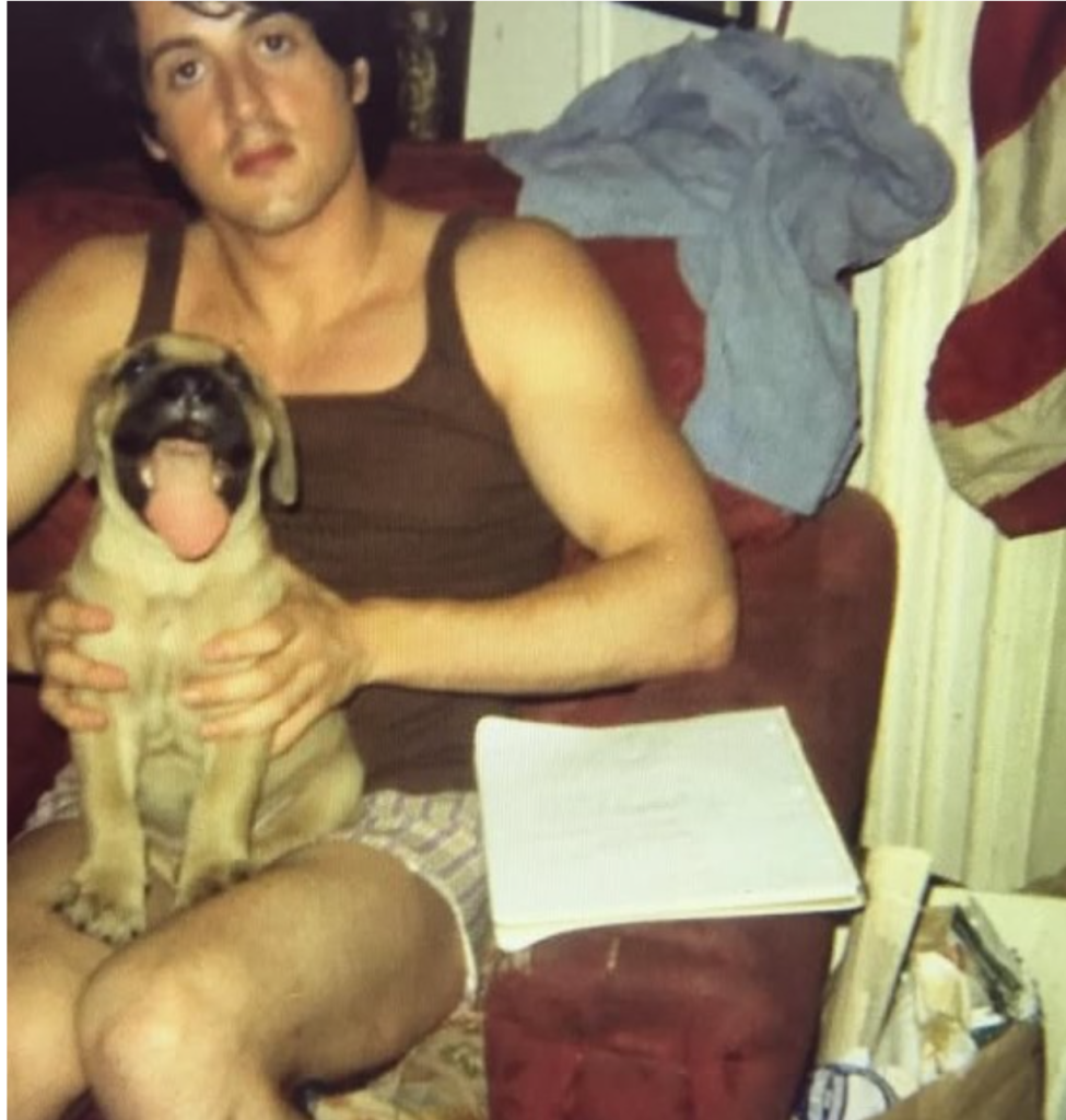 „W rodzinie nikt go nie kochał i nie wierzył, że odniesie sukces w przyszłości”: Czy potrafisz odgadnąć, kto jest przedstawiony na tym zdjęciu z dzieciństwa?