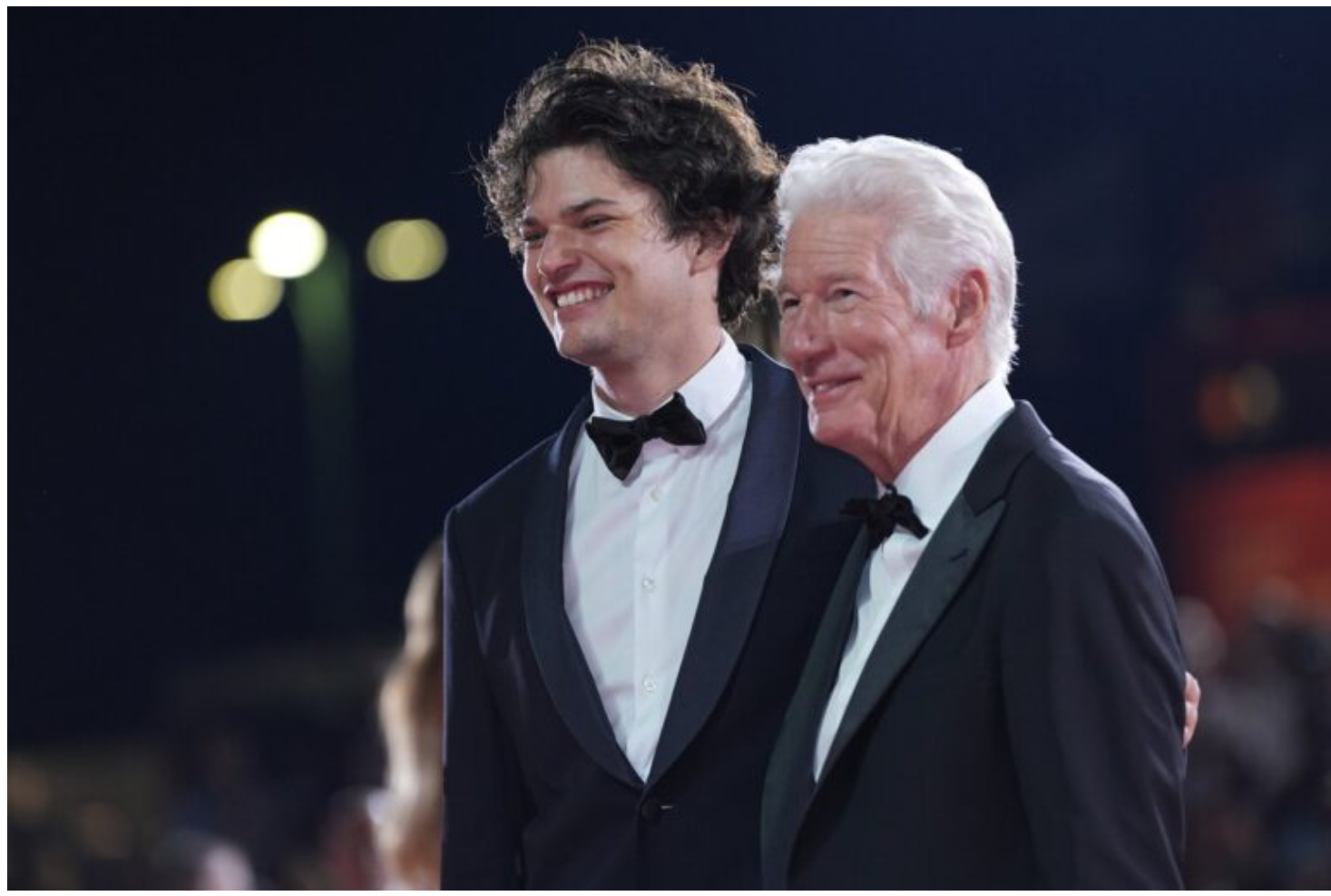 Pojawienie się słynnego aktora wraz z jego efektownym synem wywołało żywą reakcję publiczności.