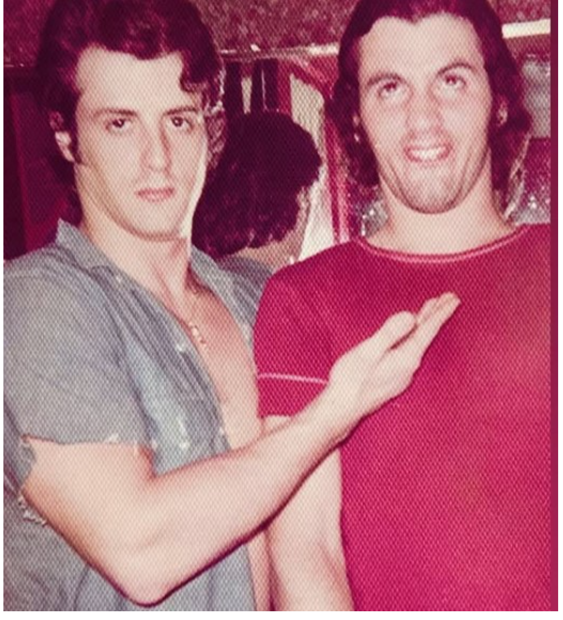 „W rodzinie nikt go nie kochał i nie wierzył, że odniesie sukces w przyszłości”: Czy potrafisz odgadnąć, kto jest przedstawiony na tym zdjęciu z dzieciństwa?