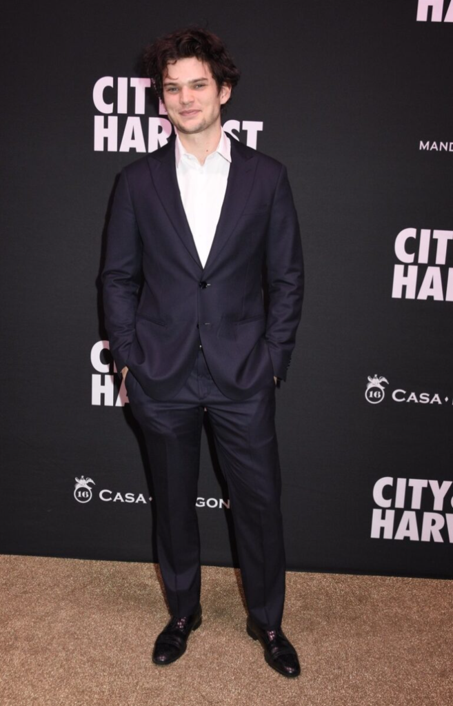 Pojawienie się słynnego aktora wraz z jego efektownym synem wywołało żywą reakcję publiczności.