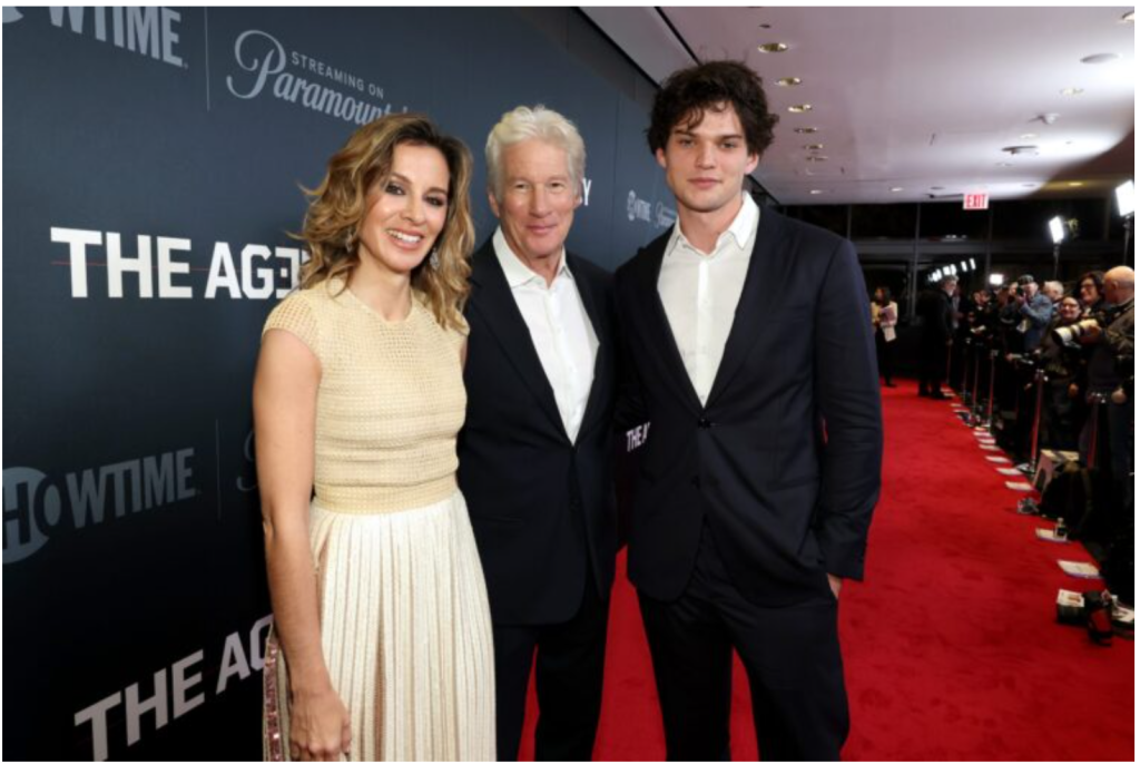 Pojawienie się słynnego aktora wraz z jego efektownym synem wywołało żywą reakcję publiczności.