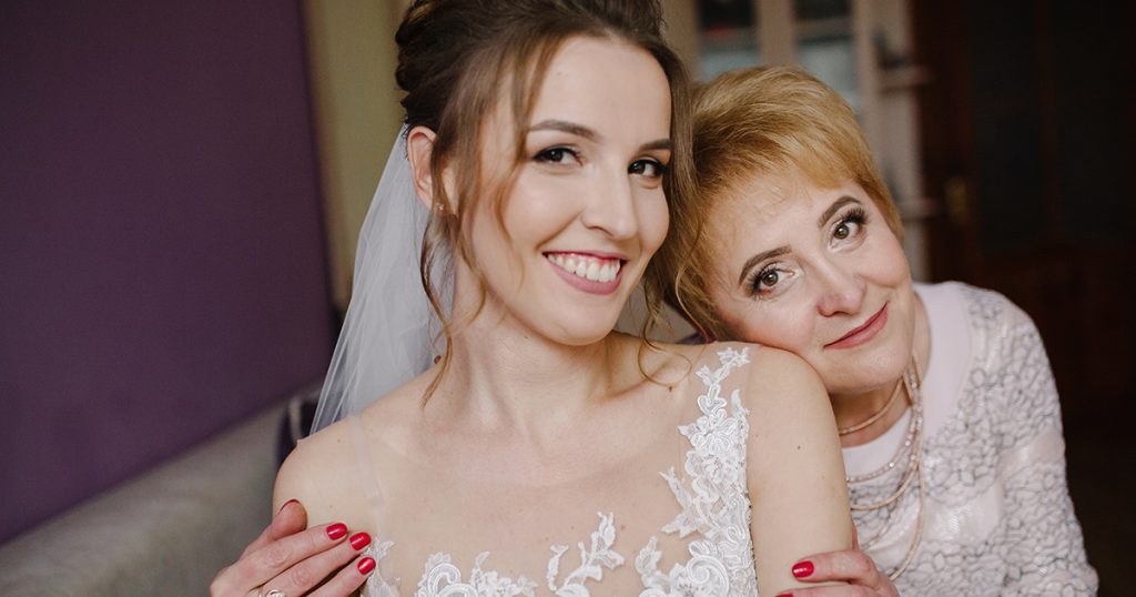 Kiedy teściowa upokorzyła mnie przed ołtarzem, na scenę wyszła moja córka z listem od narzeczonego.