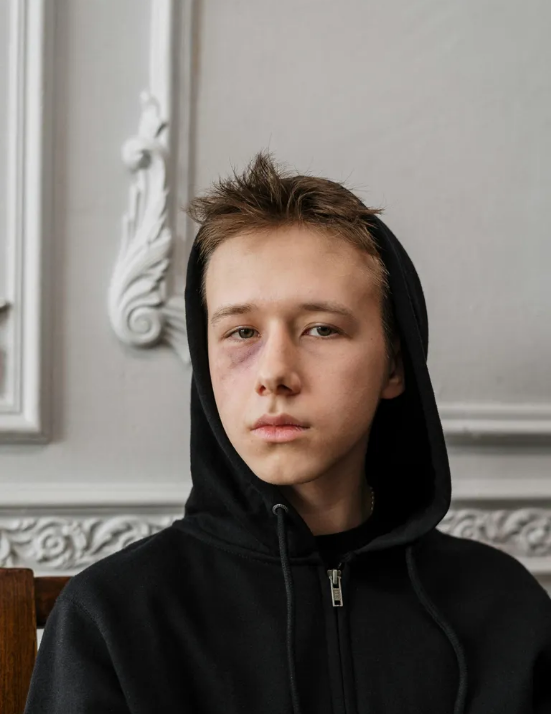 Starszy nauczyciel zapłacił za posiłek zmarzniętego chłopca — chłopiec zwrócił mu pieniądze siedem lat później.