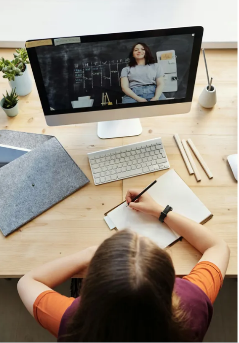 Byłam przekonana, że z nami mieszka córka mojego męża, aż pewnego dnia wróciłam do domu wcześniej.