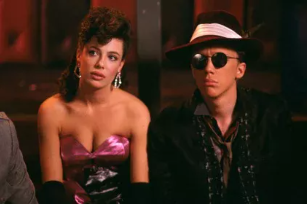 Słynna piękność w czerwieni: jak żyje aktorka, która zagrała kultową rolę