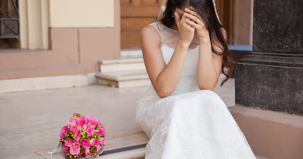 Kiedy teściowa upokorzyła mnie przed ołtarzem, na scenę wyszła moja córka z listem od narzeczonego.