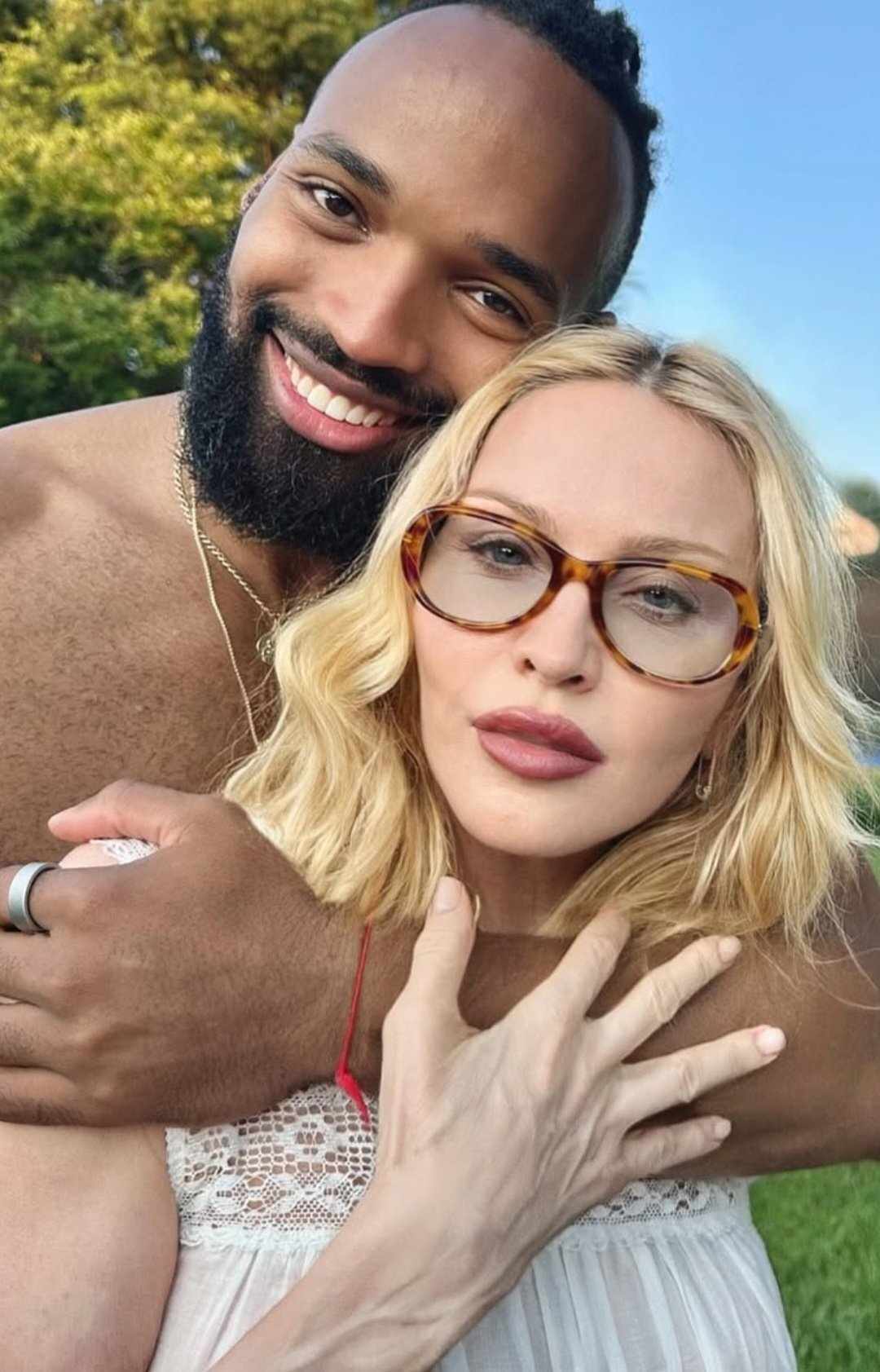 Ma ponad sześćdziesiąt lat, ale wygląda wspaniale i może sobie pozwolić na romans z młodym mężczyzną.