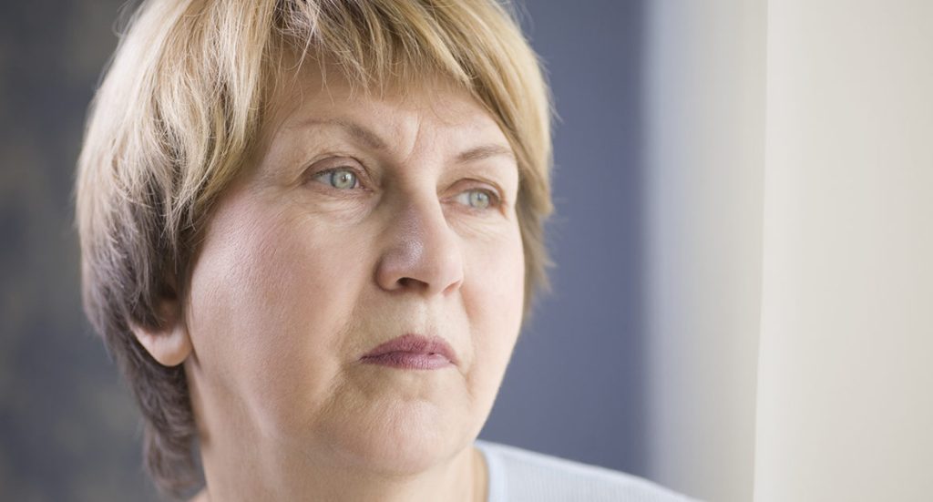 OPIERAŁAM SIĘ O MĘŻA, KIEDY UMARŁ, A JEGO DZIECI WYRZUCIŁY MNIE NA ULICĘ.