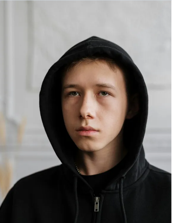 Starszy nauczyciel zapłacił za posiłek zmarzniętego chłopca — chłopiec zwrócił mu pieniądze siedem lat później.