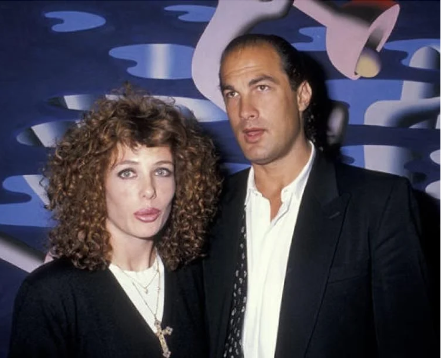 Słynna piękność w czerwieni: jak żyje aktorka, która zagrała kultową rolę