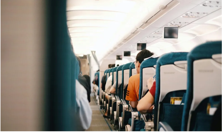 Kobieta w ciąży zmuszona jest klęczeć podczas lotu – szokujący powód.