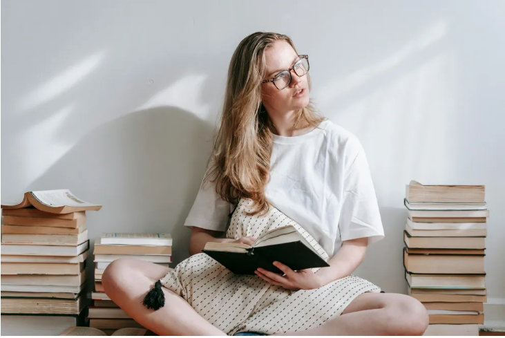 Byłam przekonana, że z nami mieszka córka mojego męża, aż pewnego dnia wróciłam do domu wcześniej.