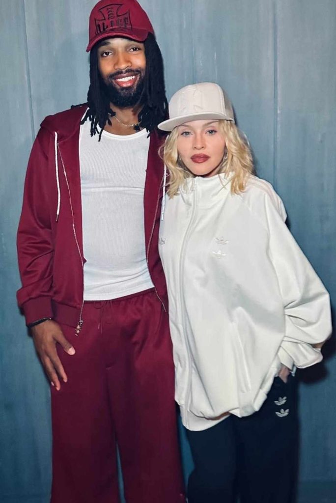 Ma ponad sześćdziesiąt lat, ale wygląda wspaniale i może sobie pozwolić na romans z młodym mężczyzną.