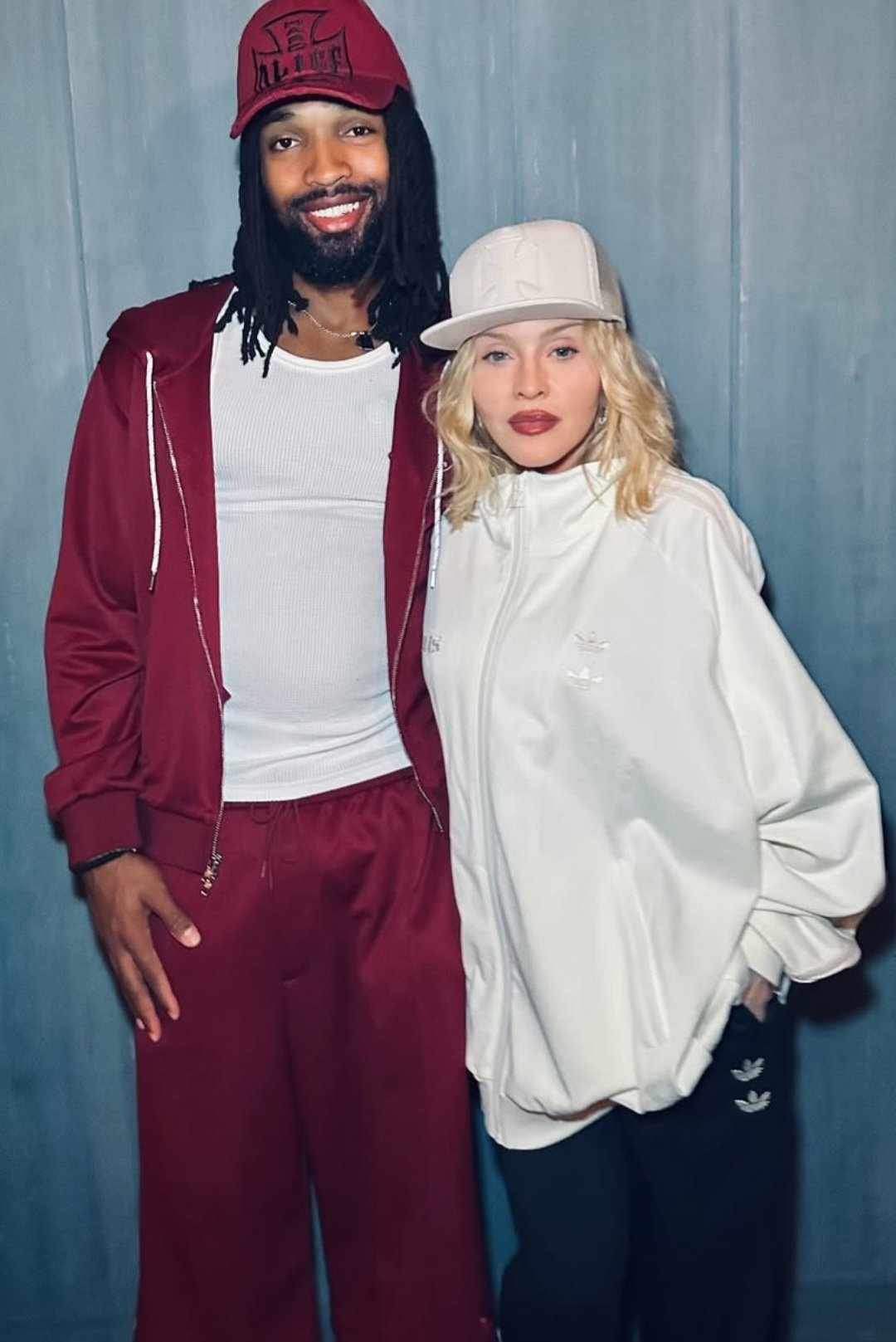 Ma ponad sześćdziesiąt lat, ale wygląda wspaniale i może sobie pozwolić na romans z młodym mężczyzną.