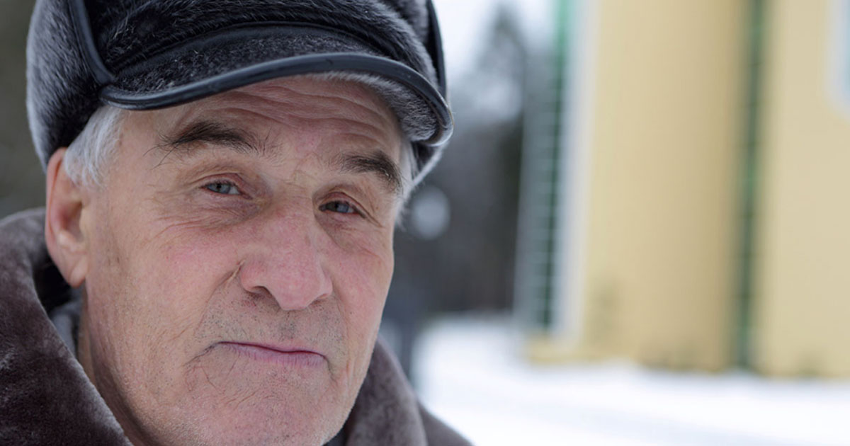 Mój syn pomógł starszej osobie z wadą wzroku zapłacić za zakupy, a dzisiaj pod nasz dom podjechała cała flota czarnych SUV-ów.