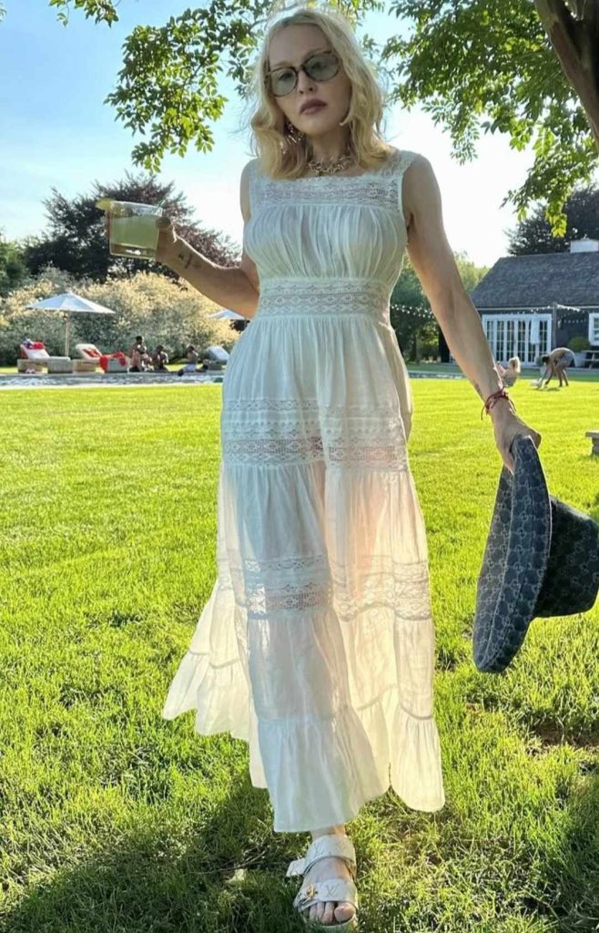 Ma ponad sześćdziesiąt lat, ale wygląda wspaniale i może sobie pozwolić na romans z młodym mężczyzną.