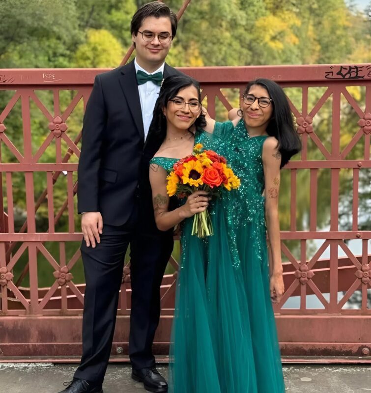 Te syjamskie bliźniaczki były zrośnięte w okolicy brzucha, ale znalazły swoje szczęście i wyszły za mąż za jednego faceta. Oto jak wygląda.