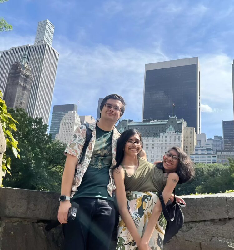 Te syjamskie bliźniaczki były zrośnięte w okolicy brzucha, ale znalazły swoje szczęście i wyszły za mąż za jednego faceta. Oto jak wygląda.