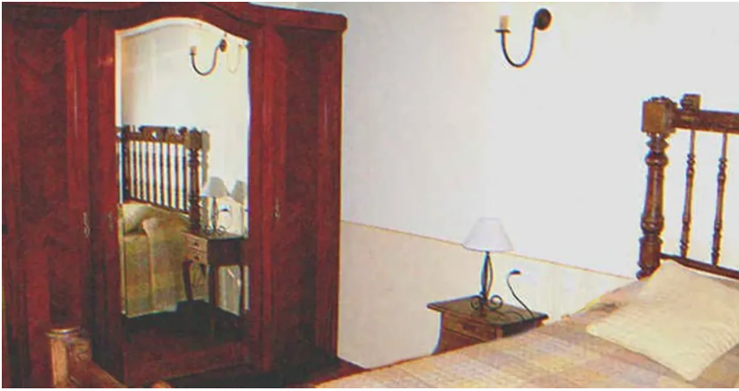 Po śmierci matki rodzeństwo odkrywa zardzewiałe drzwi za jej szafą.