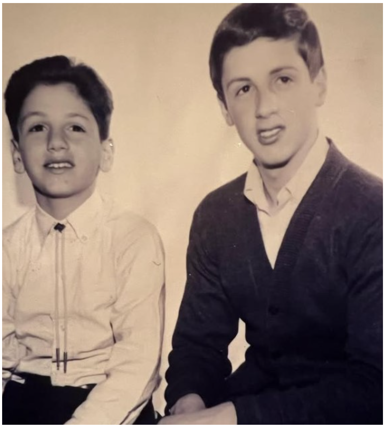 „W rodzinie nikt go nie kochał i nie wierzył, że odniesie sukces w przyszłości”: Czy potrafisz odgadnąć, kto jest przedstawiony na tym zdjęciu z dzieciństwa?