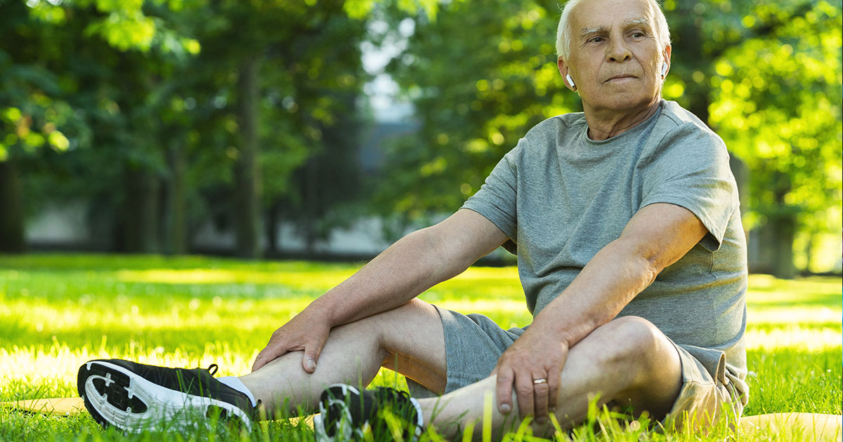 Mój syn pomógł starszej osobie z wadą wzroku zapłacić za zakupy, a dzisiaj pod nasz dom podjechała cała flota czarnych SUV-ów.