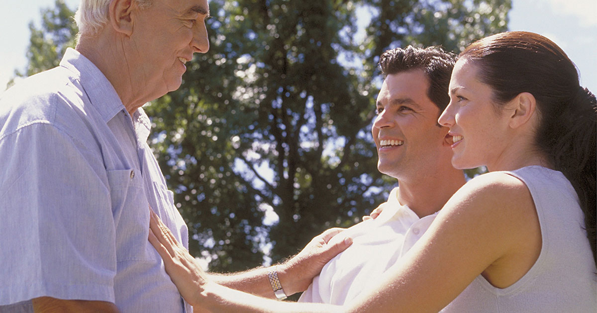 Mój syn pomógł starszej osobie z wadą wzroku zapłacić za zakupy, a dzisiaj pod nasz dom podjechała cała flota czarnych SUV-ów.