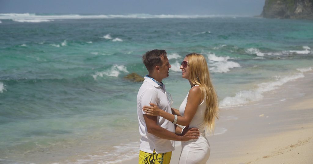 Kiedy byłam na plaży z mężem, podbiegła do nas kobieta, uklękła i wypowiedziała jego imię.