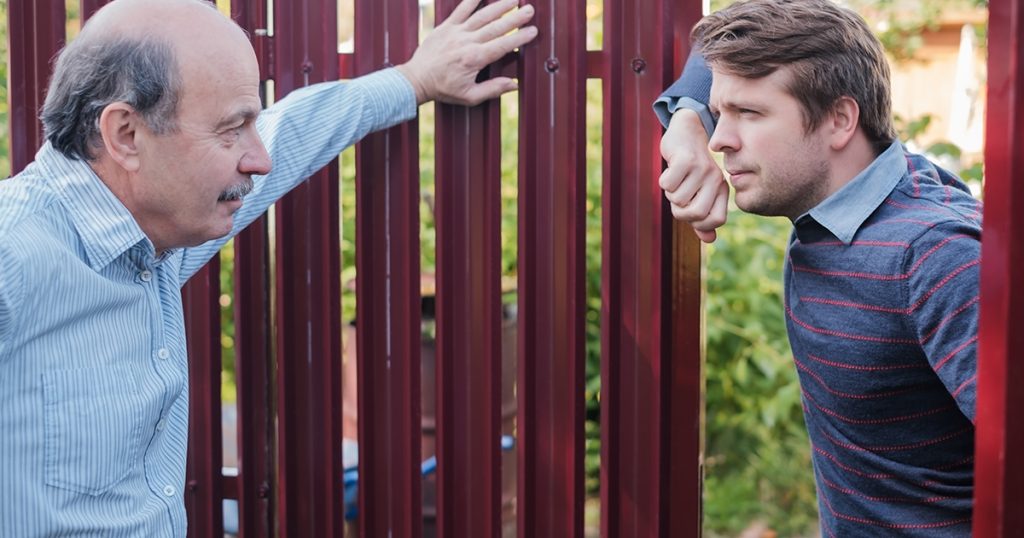 Sąsiedzi zainstalowali kamerę skierowaną na moje podwórko – dałam im nauczkę bez sądu.
