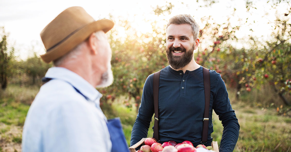 Mój syn pomógł starszej osobie z wadą wzroku zapłacić za zakupy, a dzisiaj pod nasz dom podjechała cała flota czarnych SUV-ów.