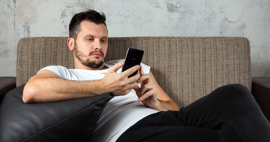 Podsłuchałam, jak mój mąż powiedział przyjacielowi, że jest ze mną dla moich pieniędzy – lekcja, której mu dałam, była okrutna.