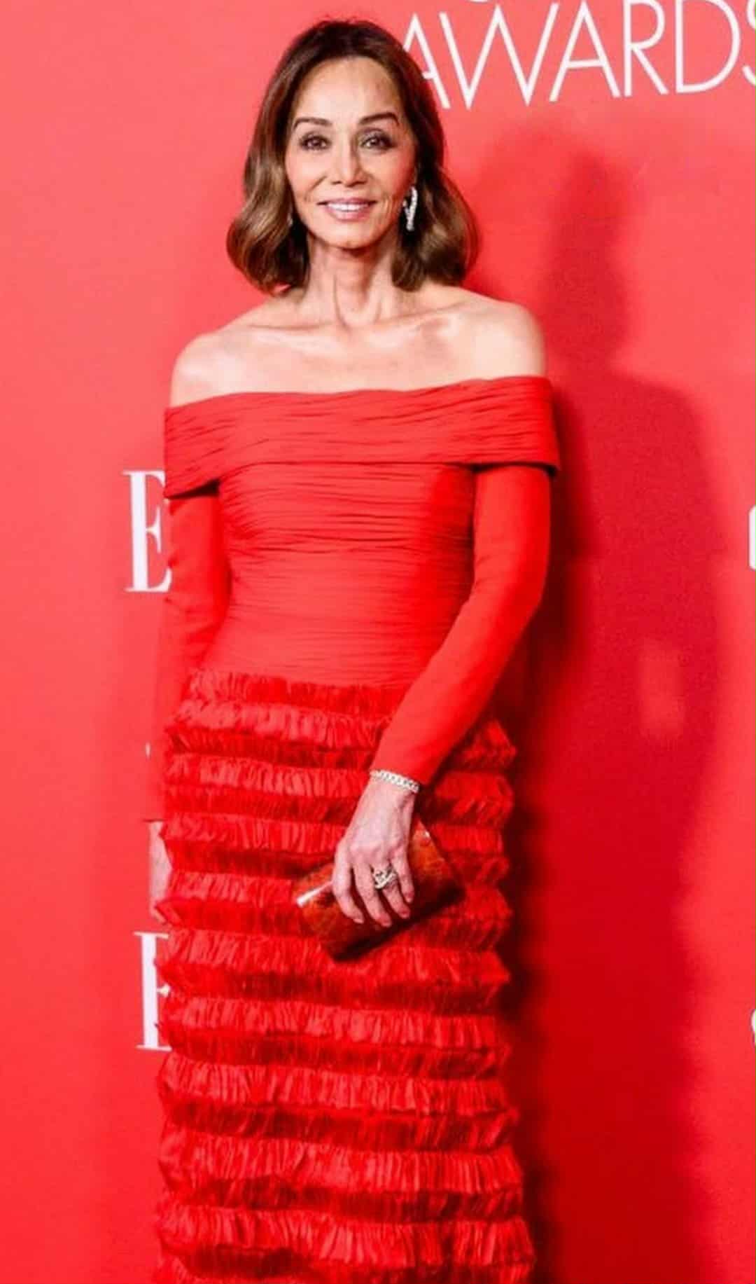 74-letnia matka Iglesiasa pojawiła się publicznie w czerwonej sukience z odkrytymi ramionami i trzeba to zobaczyć.