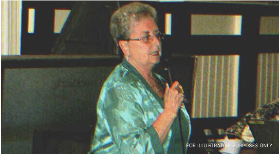 Krewni śmieją się z matki pana młodego, która pracuje jako sprzątaczka, dopóki nie pojawia się ona na scenie, aby pogratulować nowożeńcom.