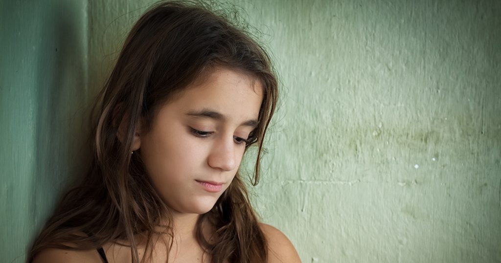 Podczas rozprawy w mojej sprawie rozwodowej sędzia poprosił moją pięcioletnią córkę o złożenie zeznań — jej słowa sprawiły, że cała sala sądowa zamilkła.