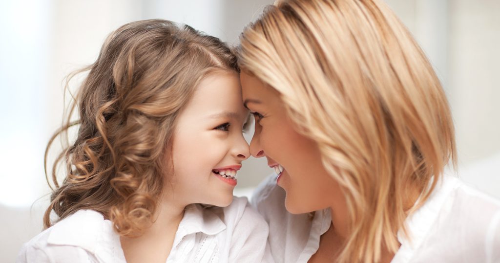 Pokojówka oskarżona o kradzież weszła do sali sądowej sama, ale kiedy na trybunę wyszedł syn milionera, prawda wstrząsnęła całą salą...