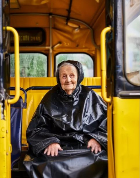 Kierowca autobusu wyrzucił 80-letnią kobietę za to, że nie zapłaciła za bilet.