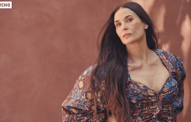 Długie włosy i krótkie sukienki. Sekret młodości 62-letniej Demi Moore pozostaje tajemnicą.