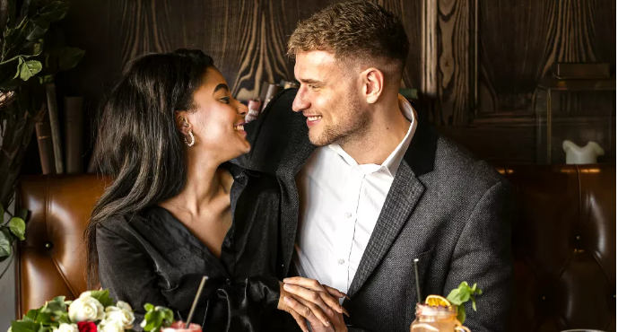 KOBIETA OBRAZIŁA MNIE W RESTAURACJI, NIE WIEDZĄC, ŻE JESTEM MATKĄ JEJ CHŁOPAKA.