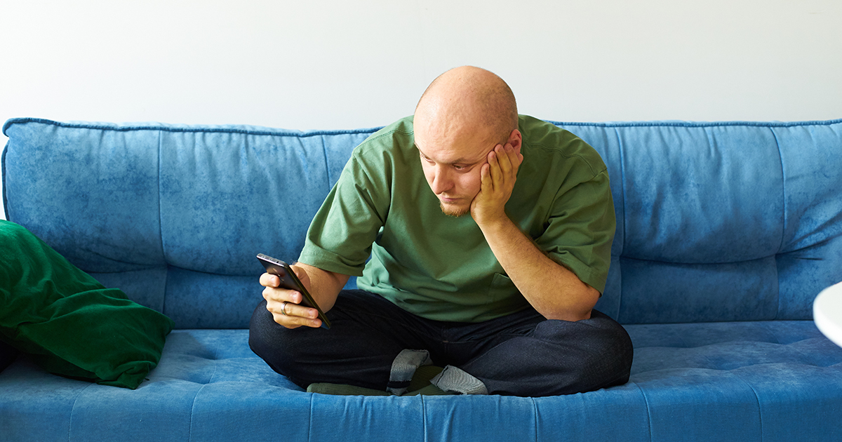 Podsłuchałam, jak mój mąż powiedział przyjacielowi, że jest ze mną dla moich pieniędzy – lekcja, której mu dałam, była okrutna.