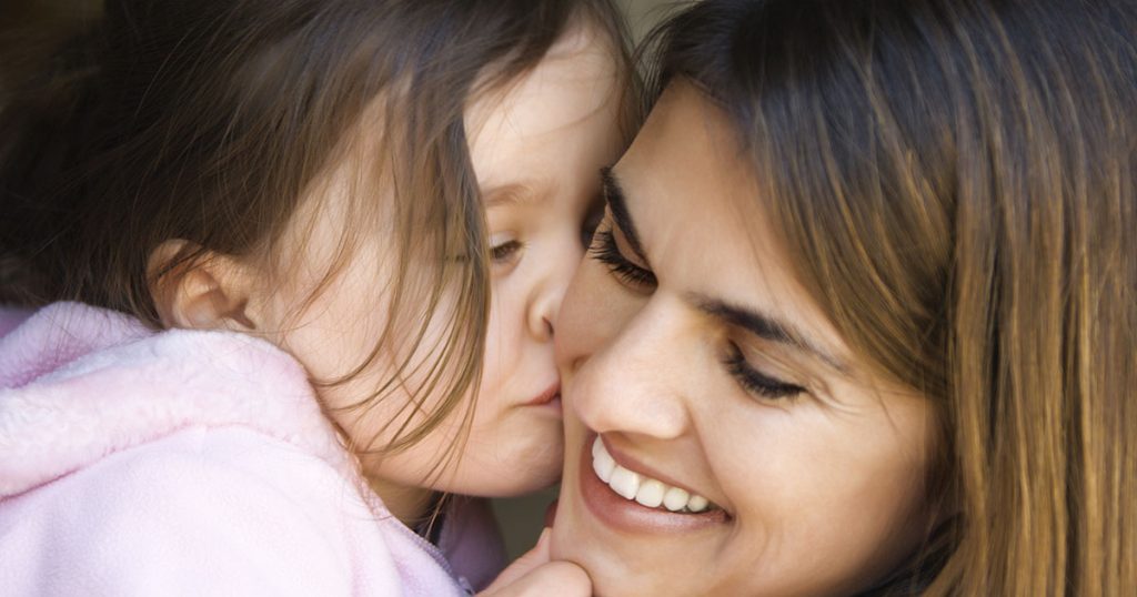 Pokojówka oskarżona o kradzież weszła do sali sądowej sama, ale kiedy na trybunę wyszedł syn milionera, prawda wstrząsnęła całą salą...