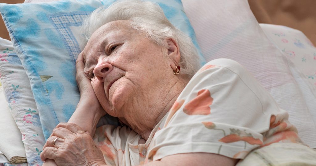 Opiekowałam się moją chorą mamą aż do jej ostatniego tchnienia, ale ona zostawiła wszystko mojej chciwej siostrze — tylko że to nie była cała prawda.