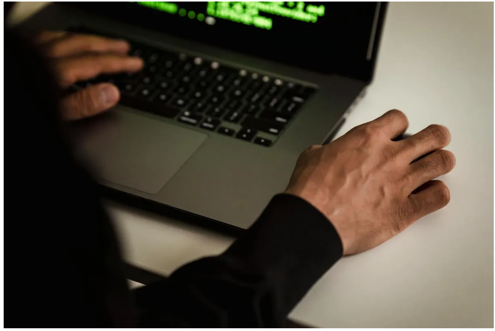 Prawie oddaliśmy naszego złotego retrievera, ponieważ szczekał na nianię, ale potem obejrzałem nagranie z kamery i byłem w szoku.