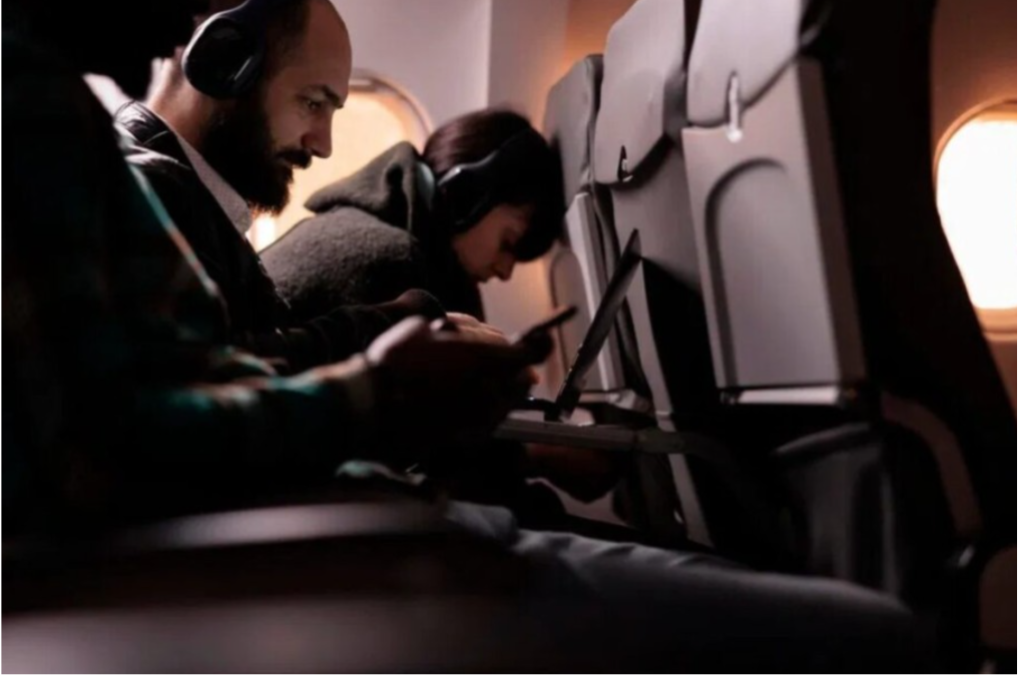 Jeden z pasażerów skarżył się na kobietę z dziećmi w pierwszej klasie — ale słowa pilota pod koniec lotu zmieniły wszystko.