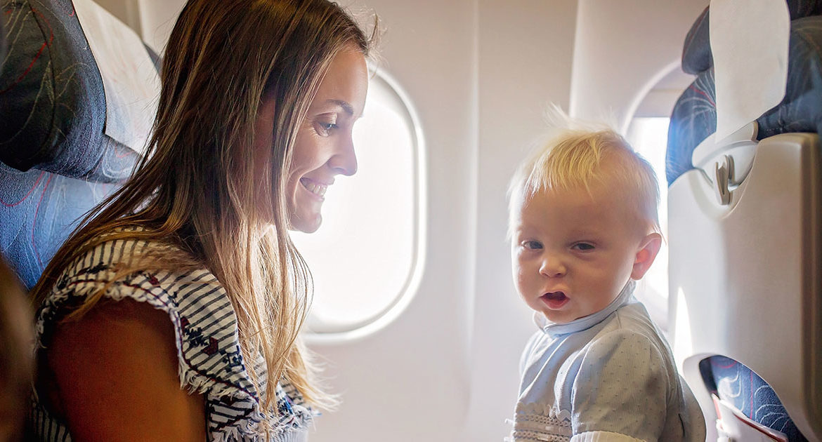 Zostawiono mnie samą z trzema płaczącymi niemowlętami w samolocie — a potem pilot zrobił coś, czego nigdy nie zapomnę.