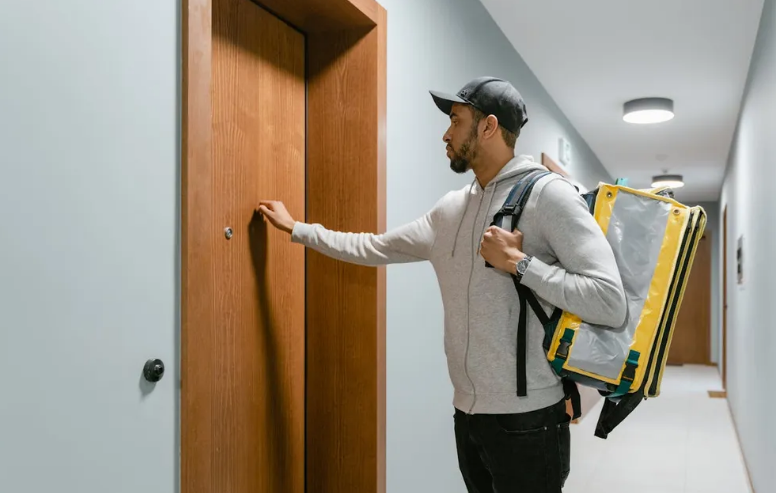 Złapałem żonę mojego brata, kiedy chowała mój prezent ślubny pod sukienką, a to, co ukryła, sprawiło, że zacząłem wątpić w swoje małżeństwo.