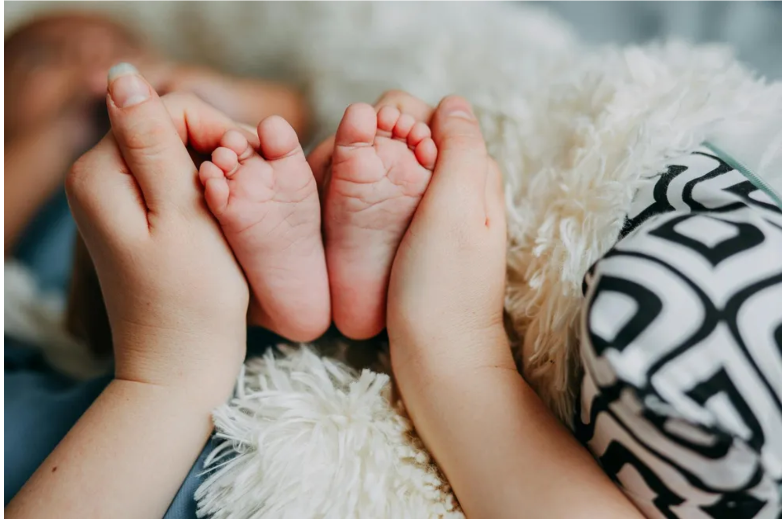 Wróciłam ze szpitala z noworodkiem — kiedy moja mama zobaczyła, jak go karmię, krzyknęła: „Zabierzcie go z powrotem do szpitala, póki nie jest za późno!”.