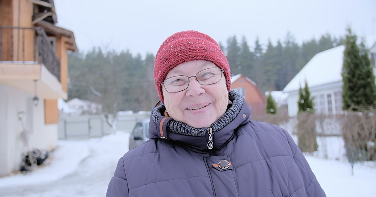 Po pogrzebie mojego męża mój syn zawiózł mnie na obrzeża miasta i powiedział: „Mamo, wysiadasz tutaj. Nie możemy cię już dłużej utrzymywać”.