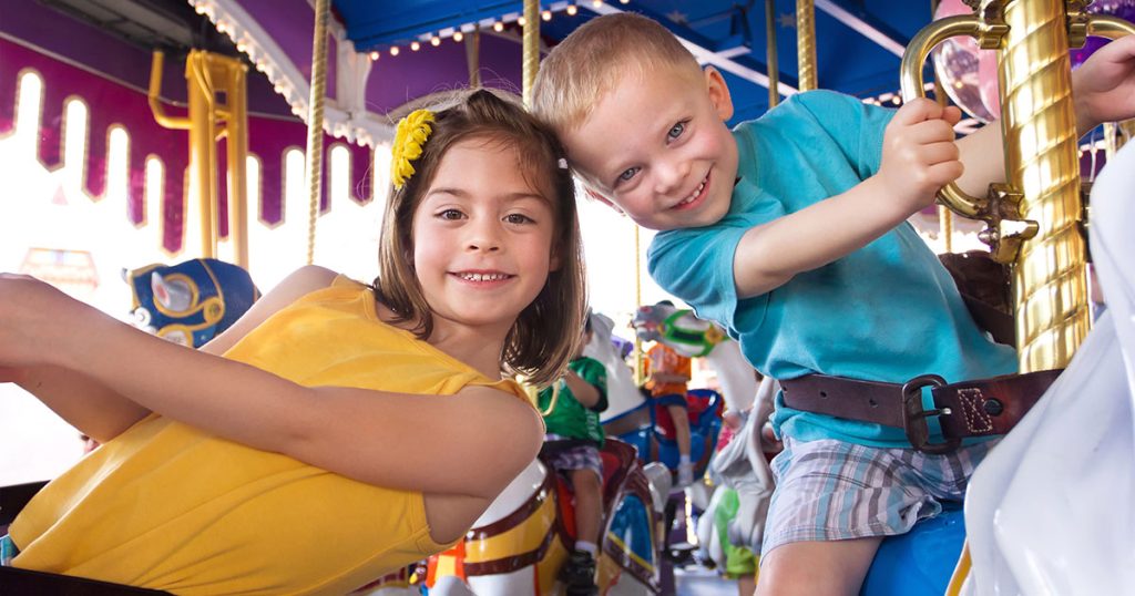 W dniu moich urodzin, kiedy telefony jej dzieci wylądowały w basenie, moja synowa nalegała, żebym je wymieniła, dopóki mój sąsiad nie interweniował i nie dał jej lekcji.