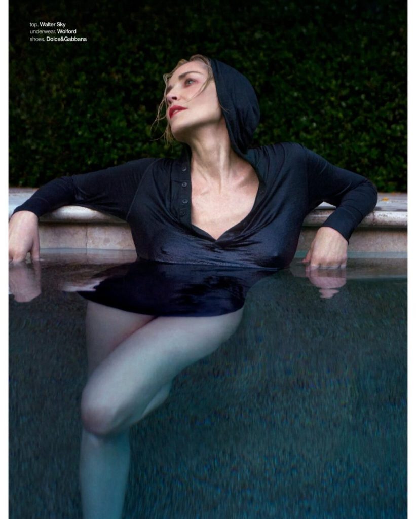 „Uspokój babcię”! Niegodne zachowanie Stone'a wzburzyło obserwujących.