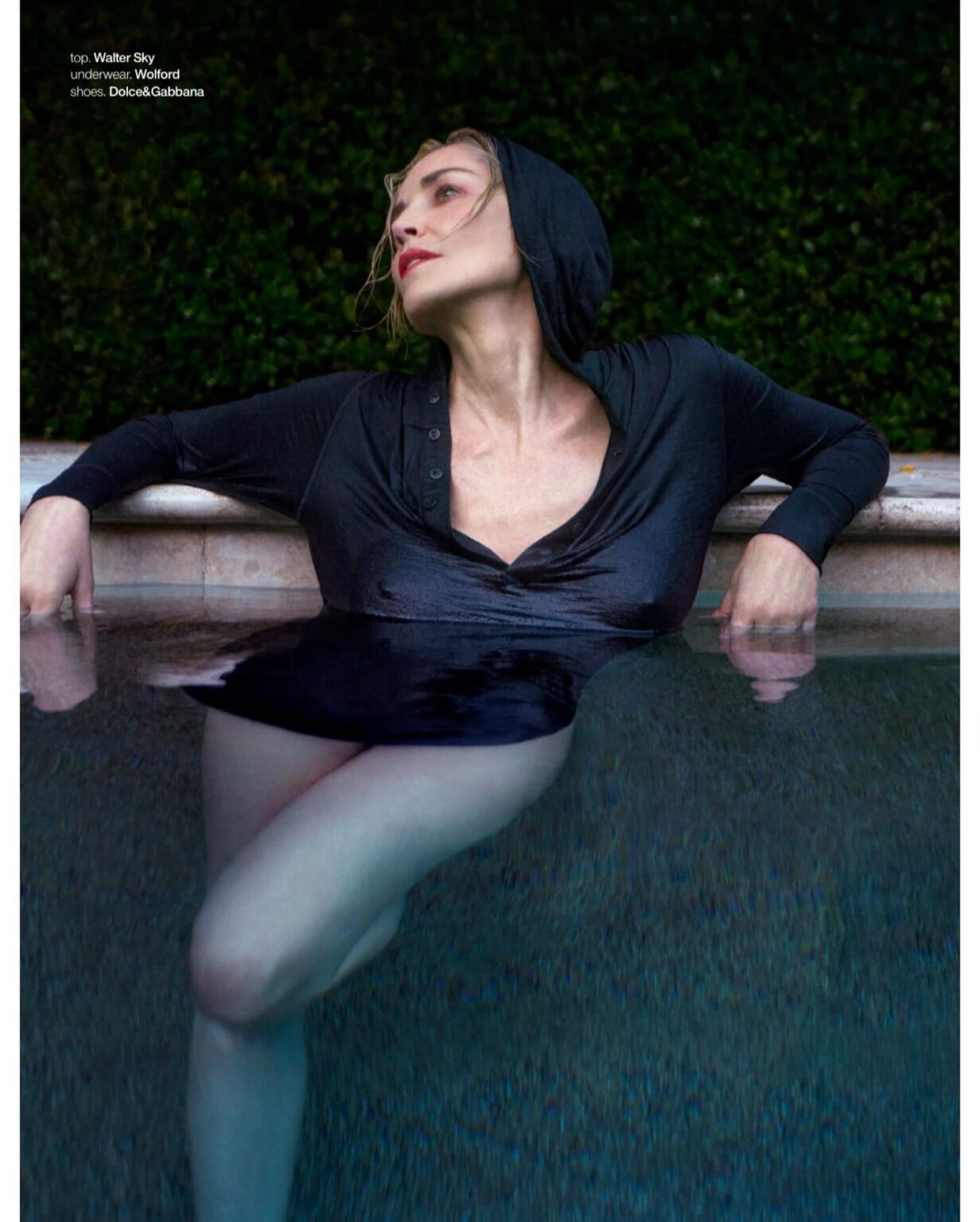 „Uspokój babcię”! Niegodne zachowanie Stone'a wzburzyło obserwujących.